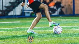 Selain disibukkan dengan syuting dan bernyanyi, pria 21 tahun ini menghabiskan waktu luangnya untuk bermain sepakbola. Postur tubuhnya yang tinggi, membuat Abidzar tampak keren dalam balutan kaus jersey. (Liputan6.com/IG/@abidzar73)
