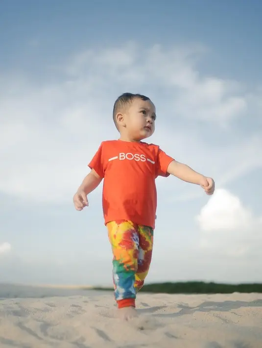 Rayyanza yang saat masih kecil takut pada pasir, kini sudah berani. Bahkan sang bocah terlihat sangat menikmati liburannya dengan bermain pasir di pantai [instagram/raffinagita1717]
