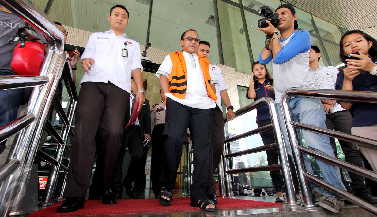 Bupati Morotai Rusli Sibua berjalan keluar Gedung KPK, Jakarta, Selasa (14/7/2015). KPK memeriksa Rusli sebagai tersangka dugaan suap mantan Ketua MK, Akil Mochtar dalam sengketa Pilkada Kabupaten Morotai, Maluku Utara. (Liputan6.com/Helmi Afandi)