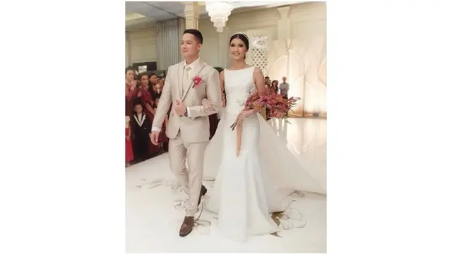 Kevin tampil cantik dengan gaun putih panjang. Sementara Oskar gagah dengan setelan jas.