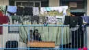 Ruang-ruang kelas diubah menjadi lokasi penampungan pengungsi. (SAID KHATIB/AFP)