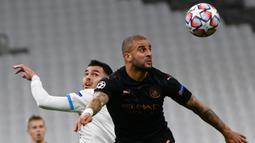 Bek Manchester City, Kyle Walker, berebut bola dengan penyerang Olympique Marseille, Nemanja Radonjic, pada laga Liga Champions 2020/2021 di Stadion velodrome, Rabu (28/10/2020) dini hari WIB. Manchester City menang 3-0 atas Marseille. (AFP/Christophe Simon)