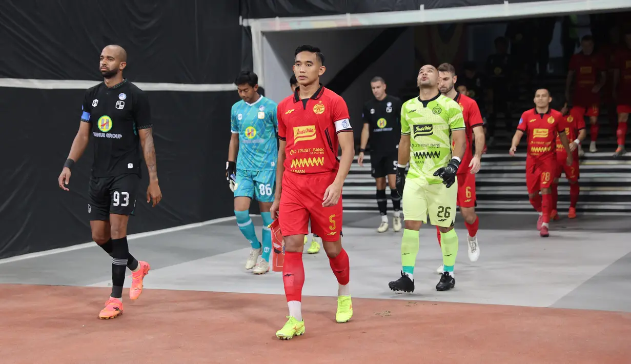 Pemain Persija Jakarta dan Barito Putera memasuki lapangan saat laga BRI Liga 1 2024/2025 di Jakarta International Stadium, Sabtu (10/8/2024). (Bola.com/Abdul Aziz)