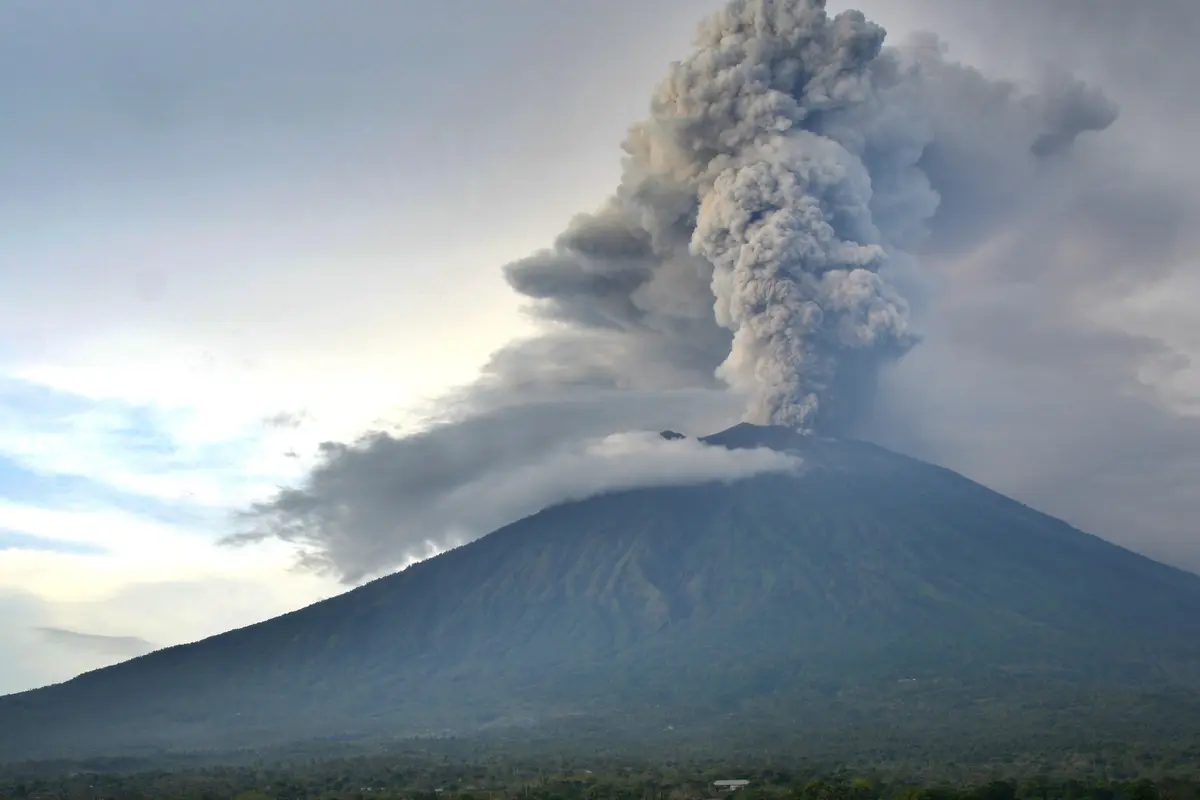 Asap Putih Tebal Membubung dari Perut Gunung Agung