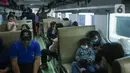 Penumpang menaiki kereta api tujuan mereka di Stasiun Senen, Jakarta, Jumat (8/7/2022). Dua hari menjelang Idul adha 2022, jumlah penumpang kereta api jarak jauh meningkat dua kali lipat di Stasiun Pasar Senen dengan jumlah 14.470 penumpang dari 24 jadwal keberangkatan KA. (Liputan6.com/Herman Zakharia)