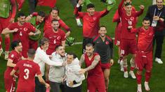 Pelatih Turki, Vincenzo Montella, merayakan kemenangan bersama anak asuhnya setelah berhasil mengalahkan Georgia pada laga Grup F Euro 2024, Dortmund, Selasa (18/6/2024). Kemenangan Turki atas Georgia terasa begitu spesial bagi Vincenzo Montella lantaran bertepatan dengan ulang tahunnya yang ke-50. (AP Photo/Andreea Alexandru)