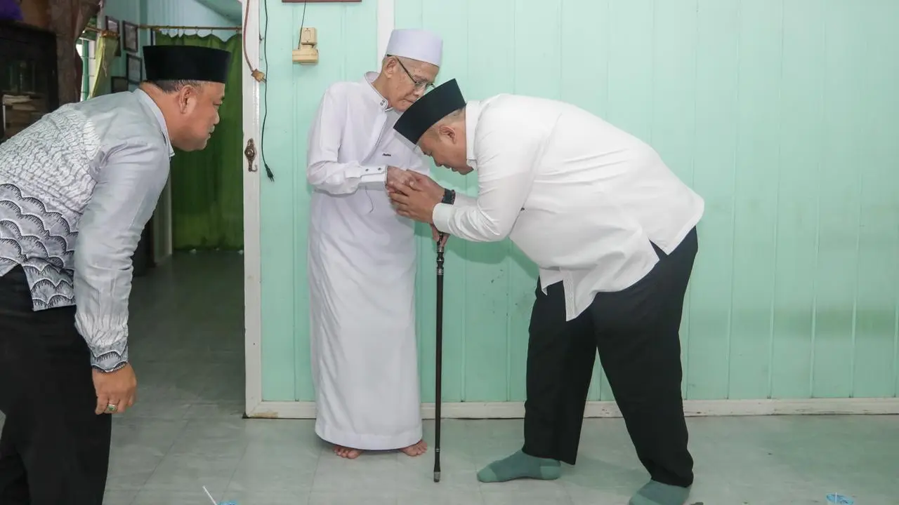Ketua Dewan Pengurus Wilayah (DPW) Partai Kebangkitan Bangsa (PKB) Kalimantan Selatan, Cucun Ahmad Syamsurijal, berziarah dan sowan kepada para ulama, guru, dan masyayikh di Martapura (Istimewa)