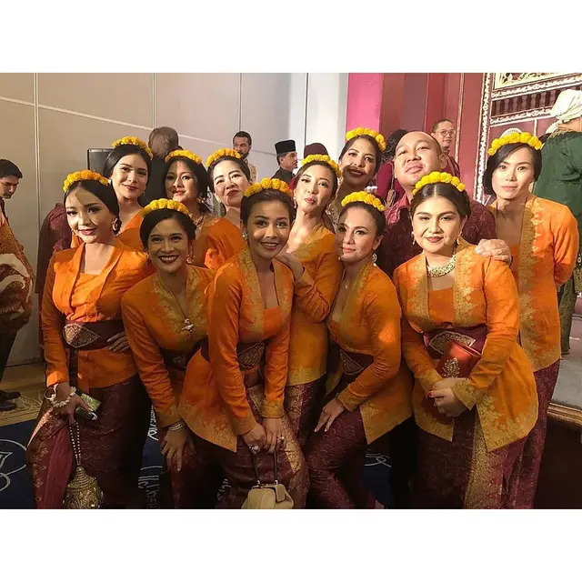 Bareng Dian Sastro, Ini 7 Gaya Wulan Guritno Jadi Bridesmaid Sahabat