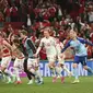 Para pemain Denmark merayakan kemenangan 4-1 atas Rusia pada pertandingan Grup B Euro 2020 di  Stadion Parken, Kopenhagen, Selasa, 22 Juni 2021. (Jonathan Nackstrand/Kolam melalui AP)