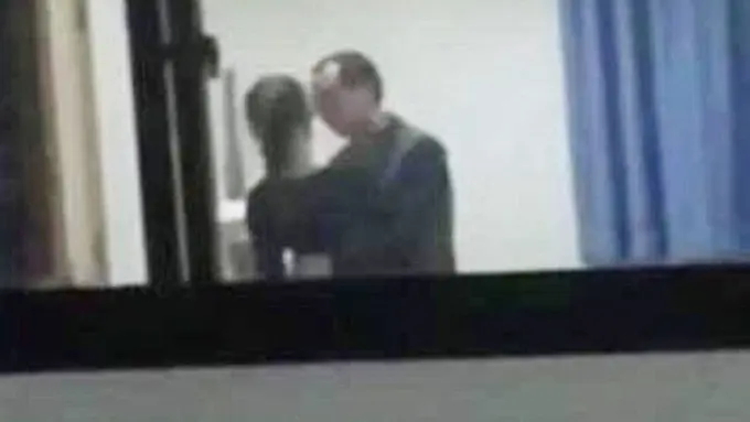 Cium Murid di Kantor, Guru Asal Cina Ini Dipecat