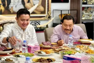 Seskab Letkol Teddy silaturahmi Idulfitri ke kediaman Hendropriyono. (tim media setkab)