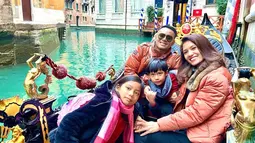 Tidak hanya berdua, suasana seru ini pun turut dinikmati oleh kedua buah hatinya yang kini sudah semakin besar. Cleo Deomora Boru Sihotang dan Judeo Volante Sihotang pun tampak bahagia dalam menikmati liburan bersama kedua orang tuanya di Italia. (Liputan6.com/IG/@jud1ka)