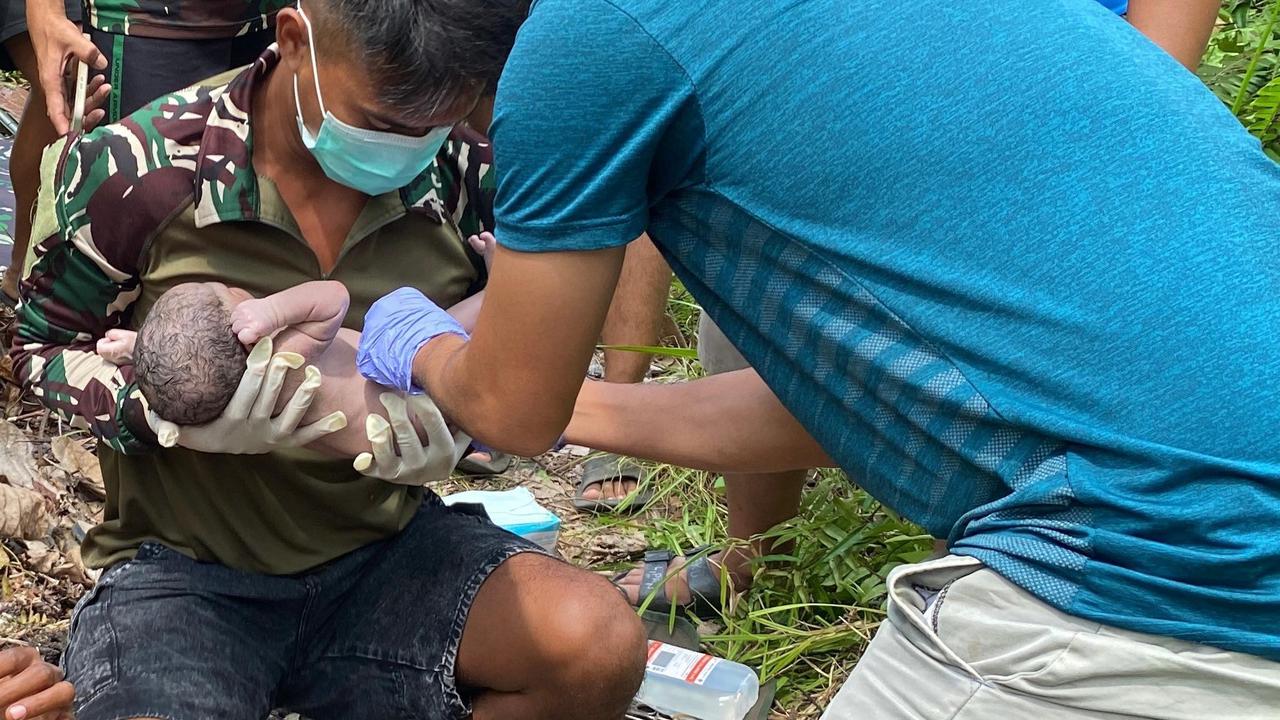 Dokter TNI Bantu Persalinan Warga di Hutan Belantara Papua