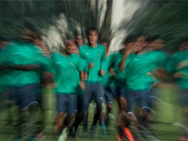 Bek Timnas Indonesia, Hansamu Yama (tengah), bersama rekan-rekannya melakukan latihan perdana jelang laga final Piala AFF 2016 melawan Thailand di Lapangan SPH Karawaci, Banten, Jumat (9/12/2016). (Bola.com/Vitalis Yogi Trisna)