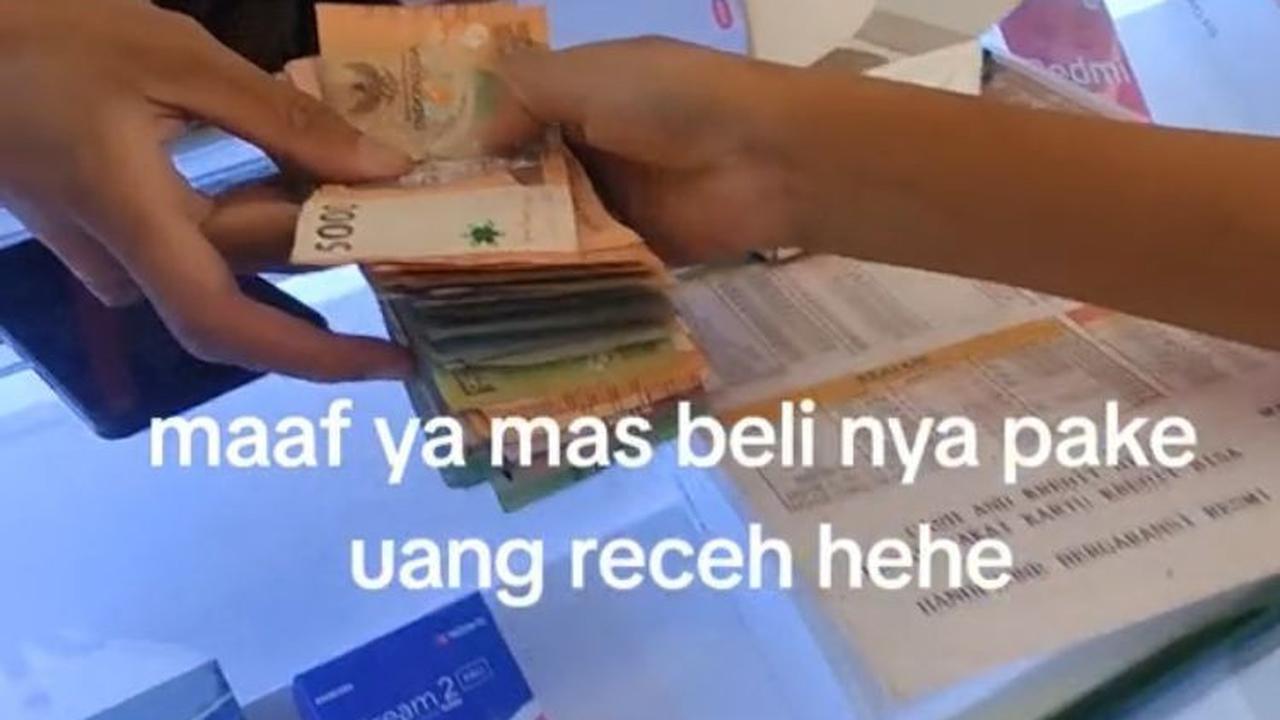 Membeli HP dengan uang tabungan, tak heran jika uang yang dipakai membeli terdiri dari berbagai pecahan mulai dari Rp5 ribuan sampai nominal lain yang cukup besar. Anak laki-laki ini pun memberikan uang tersebut pada karyawan toko HP saat ia sudah tahu HP