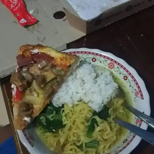 6 Potret Makan Pizza Pakai Nasi Ini Nyeleneh, Orang Indonesia Banget