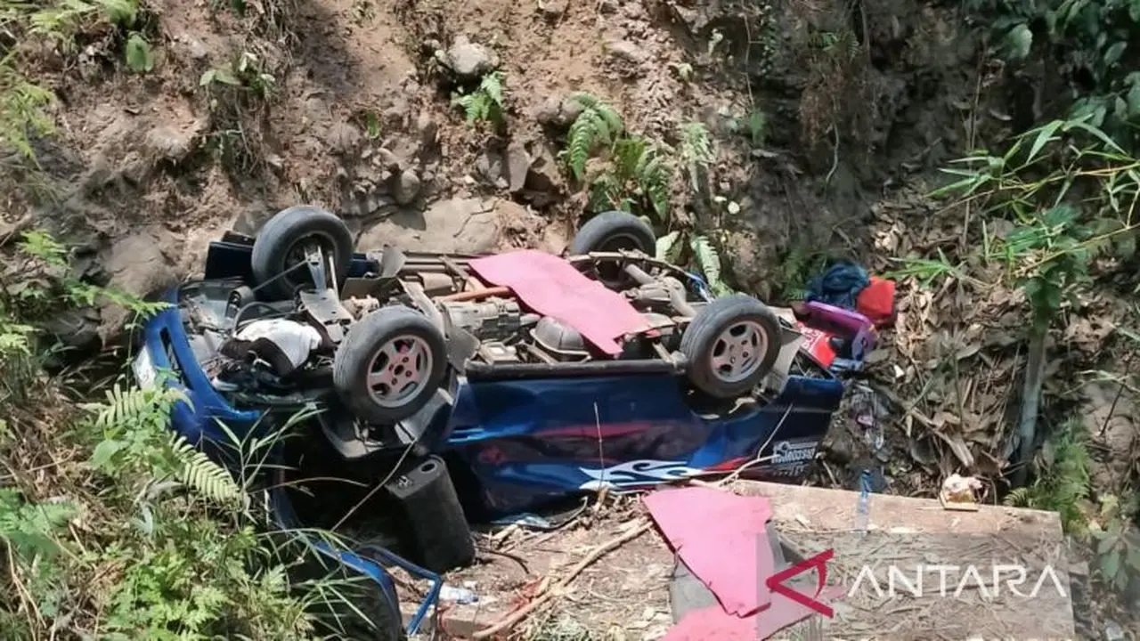 Mobil masuk jurang di Cianjur. (Antara)
