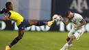 Gelandang Argentina, Rodrigo De Paul, berebut bola atas dengan gelandang Ekuador, Alex Ibarra, pada laga kualifikasi Piala Dunia 2022 di Stadion Bombonera, Jumat (9/10/2020) pagi WIB. Argentina menang 1-0 atas Ekuador. (AFP/Agustin Marcarian/pool)