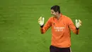 Kiper Real Madrid, Thibaut Courtois tertawa saat mengikuti latihan tim di Borussia-Park, Jerman (26/10/2020). Real Madrid akan bertanding melawan Borussia Moenchengladbach pada grup B Liga Champions. (AFP/Ina Fassbender)