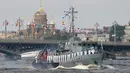 Sebuah kapal Angkatan Laut berlayar sepanjang Sungai Neva saat pawai militer perayaan Hari Angkatan Laut di St.Petersburg, Rusia, Minggu (30/7). Militer Angkatan Laut Rusia merayakan hari jadinya dengan sebuah parade besar. (AP/Alexander Zemlianichenko)
