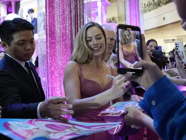 Margot Robbie memberikan tanda tangan untuk para penggemar saat acara karpet merah muda untuk film "Barbie" di Seoul, Korea Selatan, Minggu, 2 Juli 2023. Film tersebut akan dirilis di negara tersebut pada 19 Juli. (AP Photo/Ahn Young- joon)