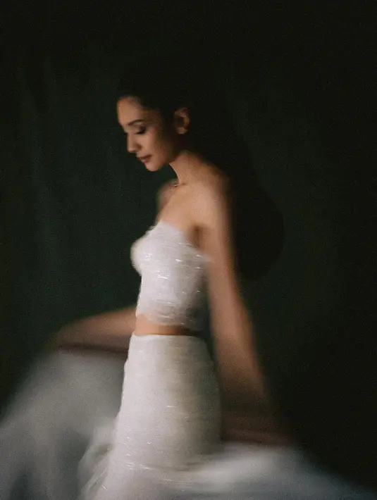 Terdiri dari crop top strapless dan rok asimetris dengan tule yang romantis dan dramatis. [@venemapictures]