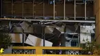 Kepolisian Yunani menyelidiki daerah di luar pintu masuk Pengadilan Banding di Athena, Jumat, (22/12). Sebuah ledakan dahsyat telah merusak kompleks pengadilan di pusat kota Athena. (AP Photo / Thanassis Stavrakis)