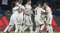 Para pemain Real Madrid merayakan gol ke gawang Al-Ain pada laga final Piala Dunia Antarklub 2018, di Zayed Sport City Stadium, Abu Dhabi, Sabtu (22/12/2018) malam waktu setempat. (AP Photo/Kamran Jebreili)