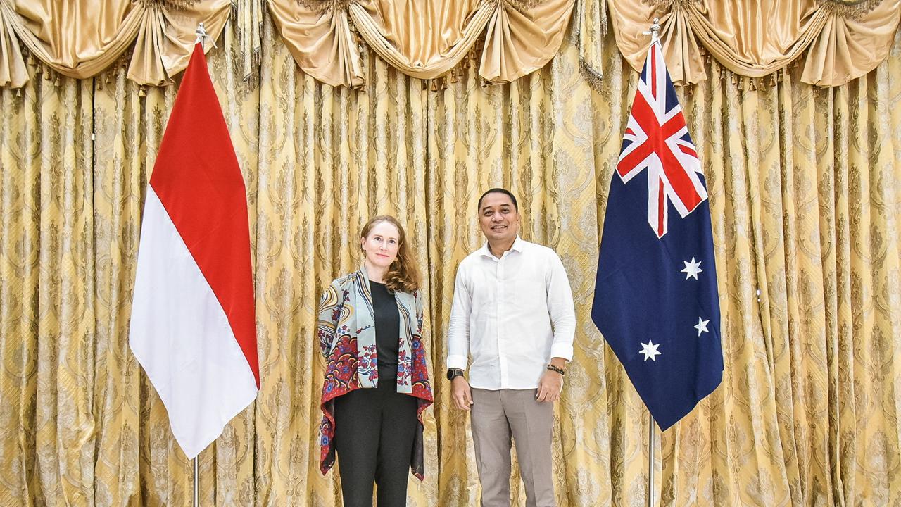 Wali Kota Surabaya Eri Cahyadi bersama Konsulat Jenderal (Konjen) Australia di Surabaya Fiona Hoggart. (Dian Kurniawan/Liputan6.com).