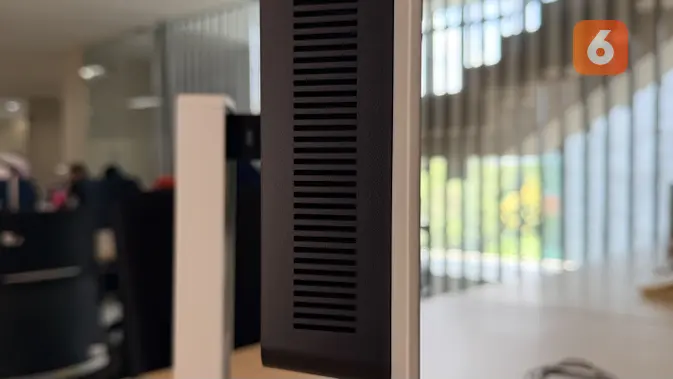 Bagian samping Lenovo Legion Pro 32UD-10. (Liputan6.com/ Yuslianson)