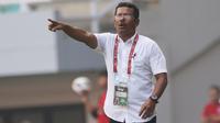 Pelatih Lalenok United, Yance Metmey, saat melawan PSM Makassar pada laga Piala AFC di Stadion Pakansari, Bogor, Jawa Barat, Rabu (29/1/2020). PSM menang 3-1 atas Lalenok United. (Bola.com/M Iqbal Ichsan)
