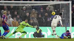 Kapten tim MU, Bruno Fernandes (kanan) menendang bola ke gawang Crystal Palace yang membuahkan gol pada menit ke-44 dalam pertandingan lanjutan Liga Inggris 2022/2023 yang berlangsung di Selhurst Park, London, Kamis (19/1/2023). (AP via PA/Adam Davy)