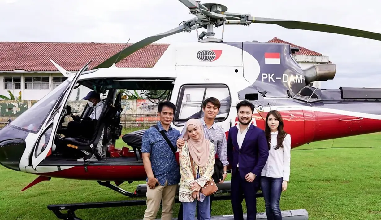 Berangkat menggunakan helikopter bersama Rizky Billar, ayahnya serta pengusaha muda Rudy Salim, rombongan ini mendarat di Stadion Badak Putih Cianjur. Sesampainya disana, rombongan ini akan memberikan sumbangan langsung sambil berkunjung ke tenda-tenda pengungsian dengan memberikan bantuan. (Liputan6.com/IG/@_rudysalim)