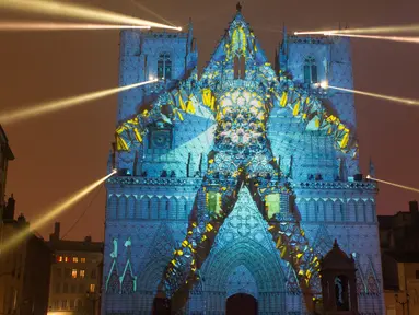 Pemandangan saat Gereja Katedral Saint-Jean dihiasi cahaya lampu bertema Evolutions untuk persiapan Festival of Lights (Fete des Lumieres) di pusat Kota Lyon, Prancis (7/12). Lampu tersebut merupakan karya seniman Yann Nguema. (Reuters/Emmanuel Foudrot)