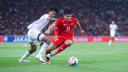 Pemain Timnas Indonesia U-23, Kakang Rudianto, berebut bola dengan pemain Vietnam, Phi Hoang Nguyen, pada laga final Piala AFF U-23 2025 di Stadion Utama Gelora Bung Karno (SUGBK), Jakarta, Selasa (29/7/2025) malam WIB. (Bola.com/M Iqbal Ichsan)