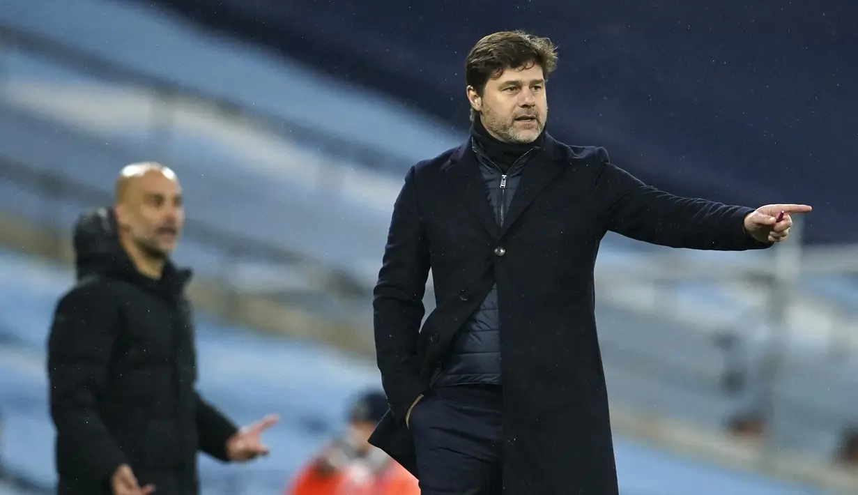 Pelatih PSG, Mauricio Pochettino (kanan) dan pelatih Manchester City, Pep Guardiola menyaksikan pemainnya bertanding pada p leg kedua semifinal Liga Champions di stadion Etihad, Rabu (5/5/2021). City menang atas PSG 2-0. (AP Photo/Dave Thompson)