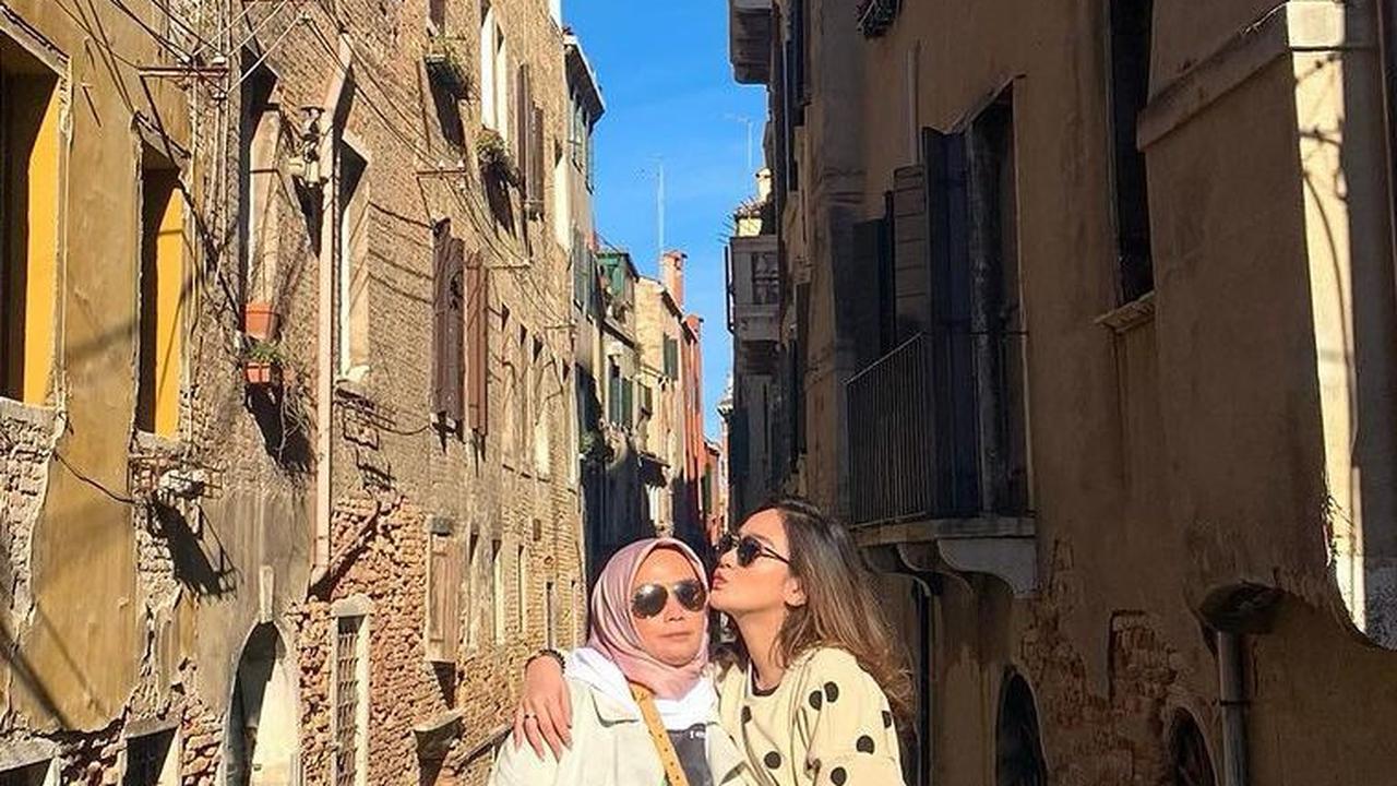 Salsha kerap memberikan kejutan di ulang tahun sang ibu. Tampak ia mencium sang ibu.