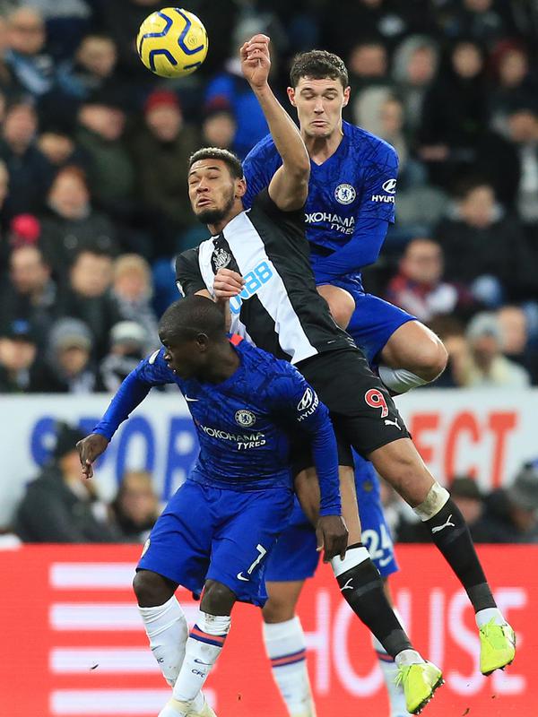 Pemain Newcastle United Joelinton (tengah) berebut bola udara dengan pemain Chelsea N'Golo Kante (kiri) dan Andreas Christensen pada pertandingan Liga Inggris di St James' Park, Newcastle, Inggris, Sabtu (18/1/2020). Newcastle United menang 1-0. (Lindsey