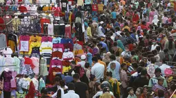 Orang-orang memadati pasar menjelang festival Hindu di Ahmedabad, India, Sabtu (30/10/2021). Diwali, festival lampu Hindu, akan dirayakan pada 4 November. (AP Photo/Ajit Solanki)