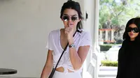 Kendall Jenner mengenakan kaos robek tanpa bra saat menghadiri ulang tahun kakak tirinya Kim Kardashian, yang ke-35 di Cinepolis, Thousand Oaks , California, Rabu (21/10). (dailymail)
