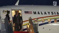 PM Malaysia Mahathir Mohamad tiba di Bandara Halim Perdanakusuma, Jakarta, Kamis (28/6). Ini adalah kunjungan bilateral Mahathir Mohamad yang pertama setelah menjadi PM Malaysia untuk kedua kalinya pada 10 Mei 2018. (Liputan6.com/Angga Yuniar)