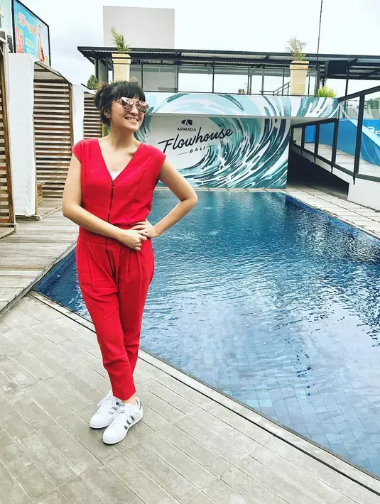 Kalau yang satu ini, Marshanda hot mama banget. Outfit merah meronanya membuat Chacha terlihat sangat mewah. Apalagi dengan kacamata hitam kekiniannya.  (Instagram/marshanda99)