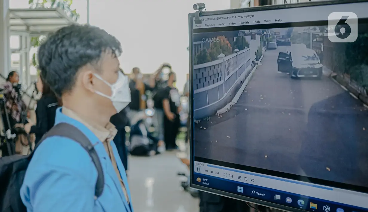 Jurnalis melihat layar yang menampilkan  video rekaman CCTV di komplek Polri Duren Tiga saat berlangsungnya sidang lanjutan kasus pembunuhan berencana terhadap Brigadir Nopriansyah Yosua Hutabarat atau Brigadir J dengan terdakawa Ferdy Sambo dan Putri Candrawathi di PN Jakarta, Selasa (29/11/2022). Rekaman itu merupakan bukti krusial yang mengungkap keterlibatan Ferdy Sambo dalam pembunuhan berencana terhadap ajudannya Brigadir J. (Liputan6.com/Faizal Fanani)
