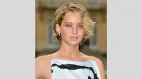 Aktris berusia 23 tahun itu mengenakan dress rancangan Dior di Paris Fashion Week di Paris, Prancis, Senin (7/7/14). (Getty Images)