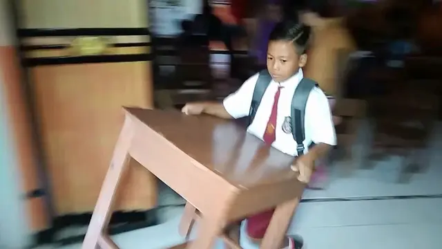 Sejak Subuh, puluhan orang tua dan siswa menunggu pintu kelas dibuka untuk peroleh bangku kelas. Mereka berebut jadi yang terdepan. (Foto: Liputan6.com/Muhamad Ridlo)