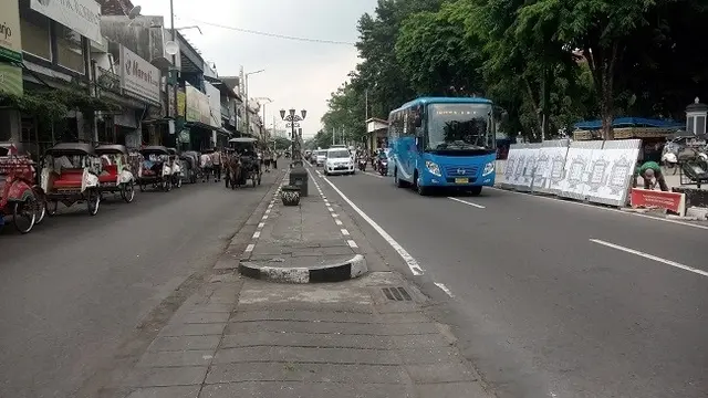 Bus Wisata di Yogya Dilarang Parkir Pinggir Jalan