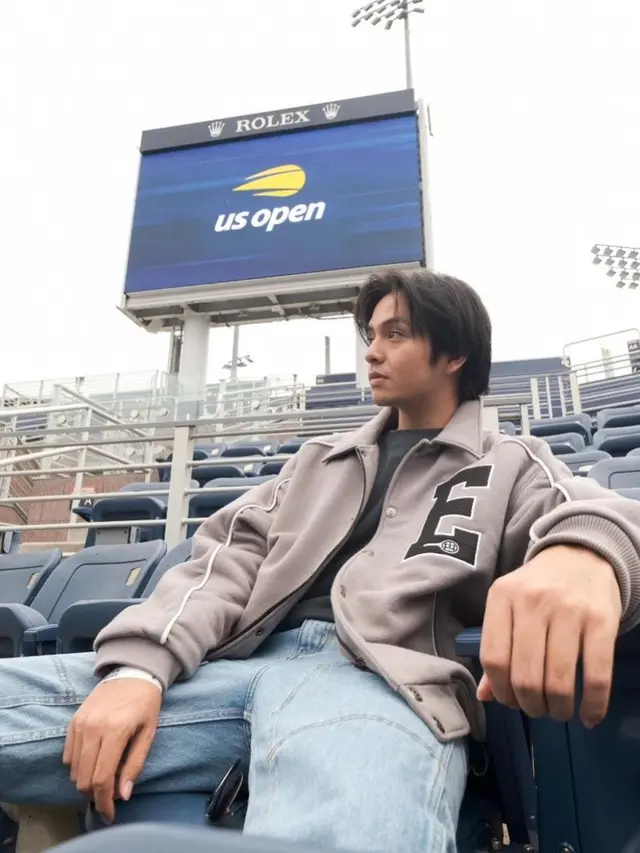 OOTD Angga Yunanda dengan Baju Hitam