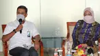 Direktur Utama BPJAMSOSTEK Anggoro Eko Cahyo (kiri) dan Menteri Ketenagakerjaan RI Ida Fauziyah (kanan) saat berdialog dengan peserta penerima manfaat program Jaminan Kehilangan Pekerjaan (JKP) di Pasar Kerja Kemnaker, Jakarta, Kamis (10/03/2022). (Liputan6.com/Fery Pradolo)