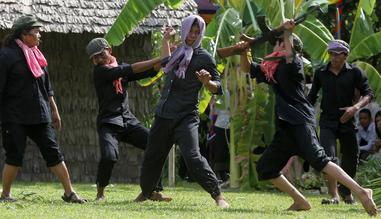 Sejumlah aktor melakukan teatrikal saat memperingati Hari Kemarahan di  Phnom Penh, Kamboja, (20/5). Ratusan orang berkumpul untuk mengingat mereka yang tewas selama rezim Khmer Merah. (REUTERS/Samrang Pring)