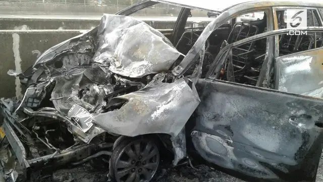 Sebuah mobil Kijang Inova terbakar di ruas KM 0.200 di Jalan Tol Lingkar Barat, Cengkareng, Jakarta Barat, pada Rabu (27/12/2017).